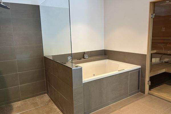 UG Whirlpool und Dusche im Schwimmbadbereich