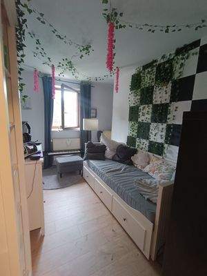 *rechts* Kinderzimmer 