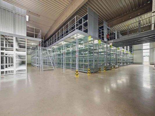 Hochwertige Lagerfläche mit Regalsystem (2)