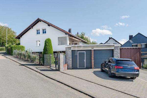 Große Doppelgarage inklusive