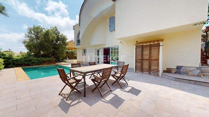 5 Bedroom Villa with Jacuzzi and Garden in Orihuela Costa