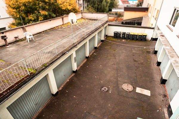 Hof- und Terrassenansicht mit Garagenzufahrt