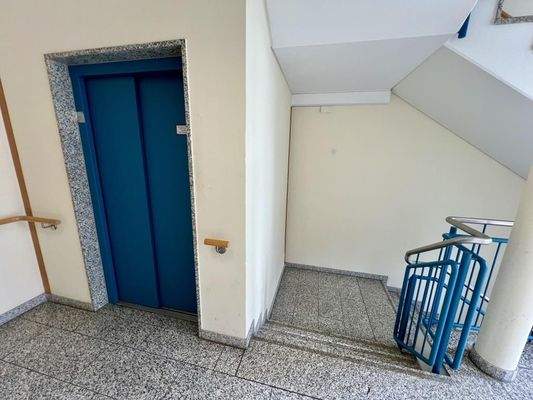 Treppenhaus mit Aufzug