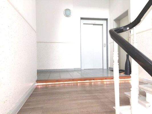 Treppenhaus mit Fahrstuhl