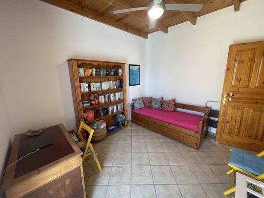 Kreta, Roumeli: Charmante Villa mit Garten und Pool zu verkaufen