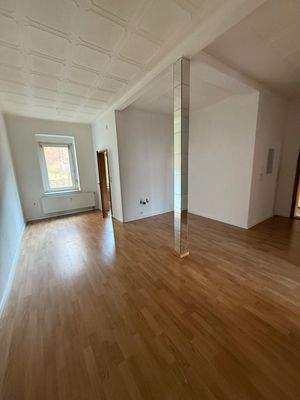 Wohnzimmer mit offener Küche