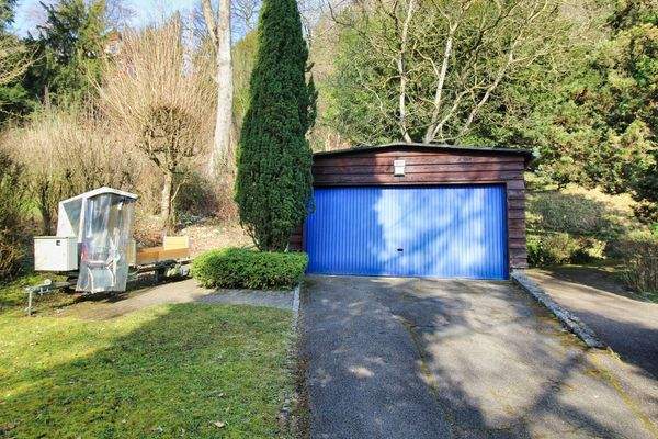 Hofeinfahrt mit Doppelgarage und Hanglift