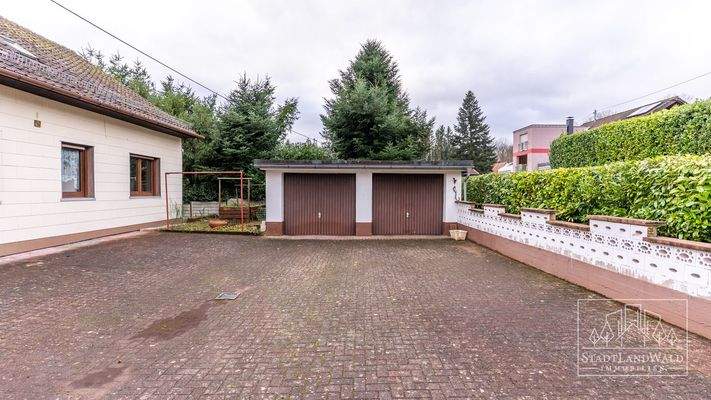 Hof mit Zufahrt zu Garagen