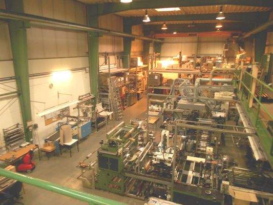 Blick in die Halle von Lager- und Arbeitsbühne