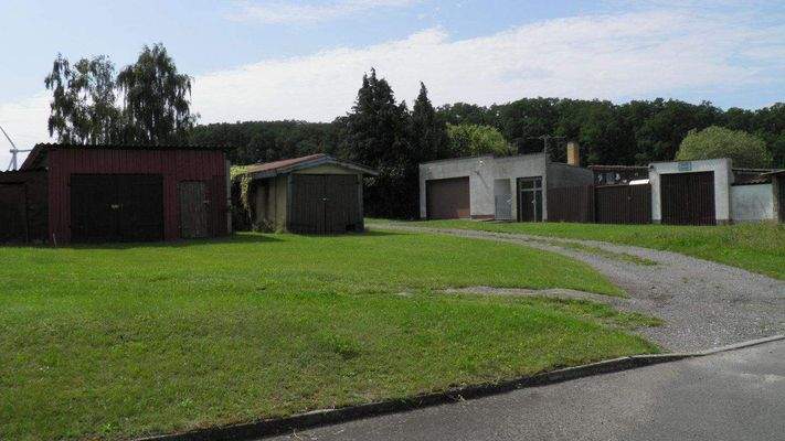 Einzelgaragen am hinteren Grundstücksrand