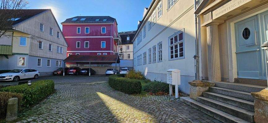 Ansicht mit Stellplätzen