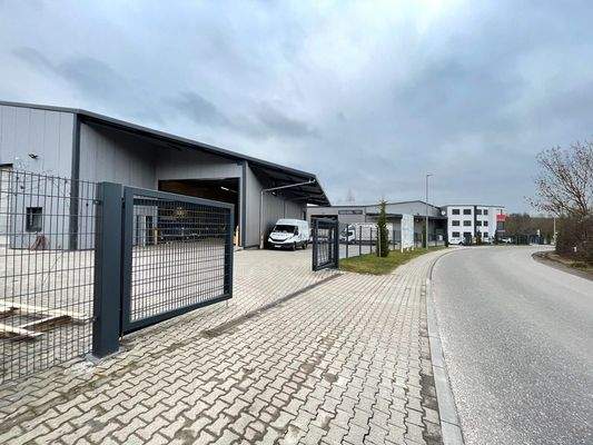 Gebäudeansicht + Freiflächen