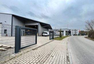 Gebäudeansicht + Freiflächen