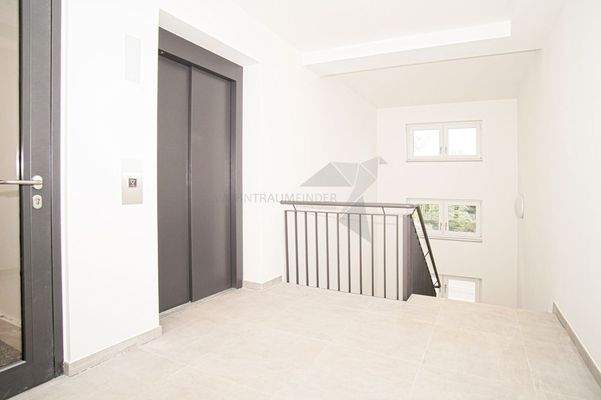 Treppenhaus mit Aufzug