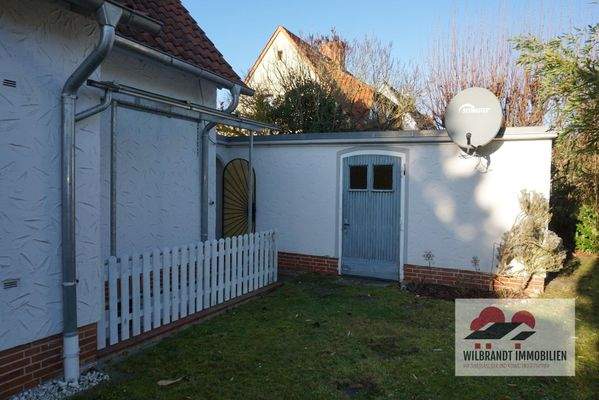 Gartenseite mit Garage