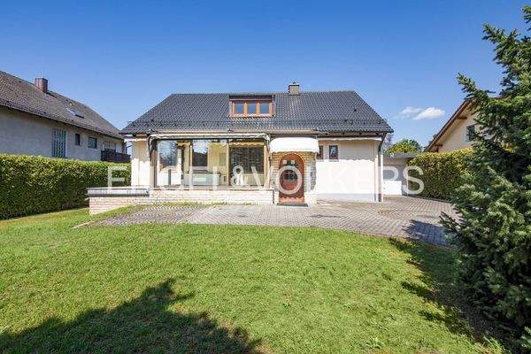 Ansicht Südosten mit großem Vorgarten