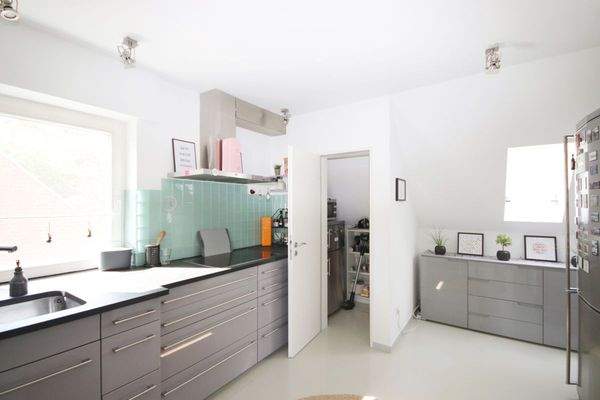 Die großzügige Küche mit Abstellraum...