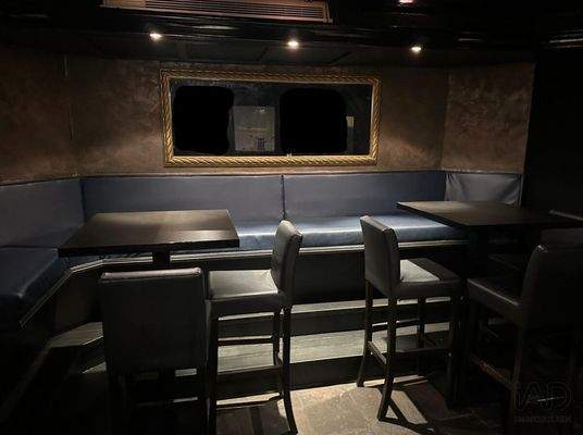 Vorraum mit Sitzgelegenheiten