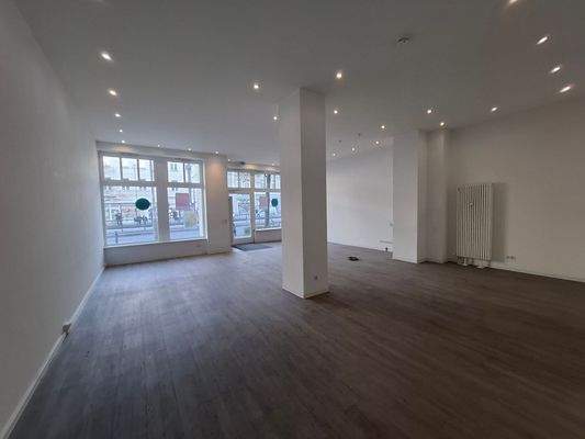 Gewerberaum mit großem Schaufenster