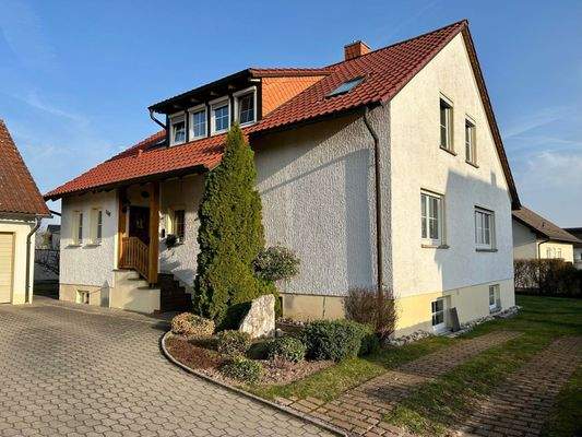 Straßenansicht (großer Stellplatz am Haus)