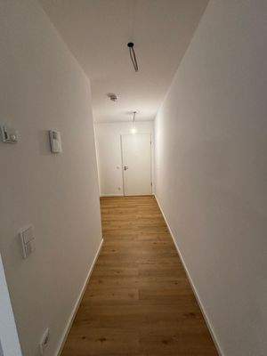 Langer Flur mit Holzboden