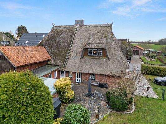 Hausansicht mit Terrasse