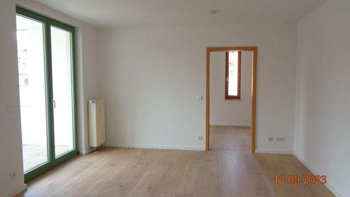 Wohnbereich Blick Balkon u. Schlafzimmer.JPG