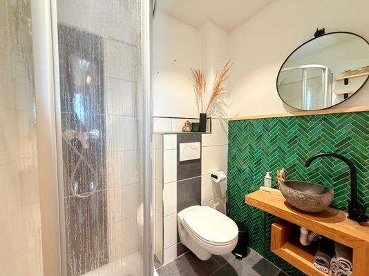 Auch im kleinen Bad - mit zusätzlicher Dusche.