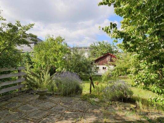 Blick von der Terrasse in den Garten