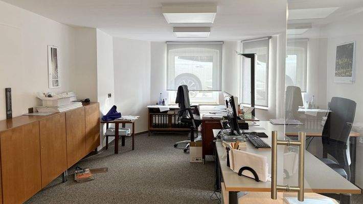 geräumiges Bürozimmer mit Glastrennwand; Zweier- oder Chefbüro möglich