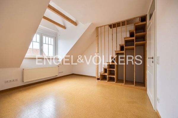 Lichtdurchflutetes Kinderzimmer 3 mit Wohnraum erw