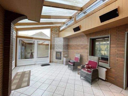 Wintergarten zwischen den Häusern