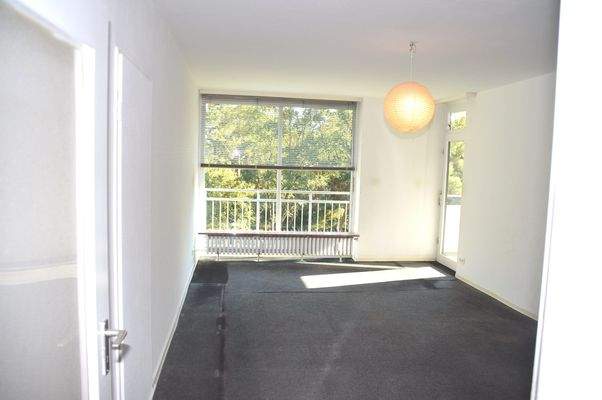 Wohnzimmer mit Zugang zum Balkon