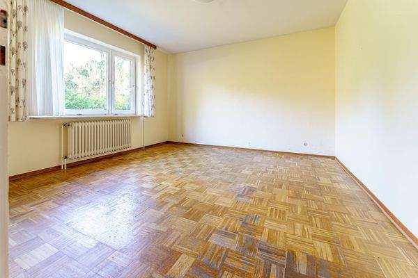 Schlafzimmer mit Gartenaussicht.