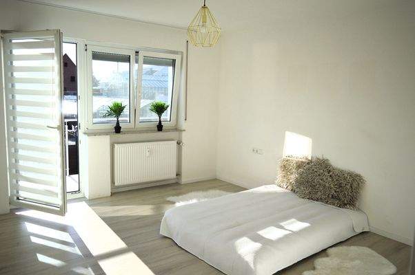 Schlafzimmer m. Zug. Balkon