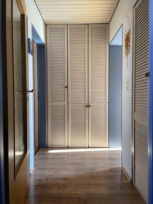 mit Einbauschränken