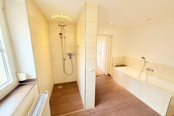 mit begehbarer Dusche und Badewanne