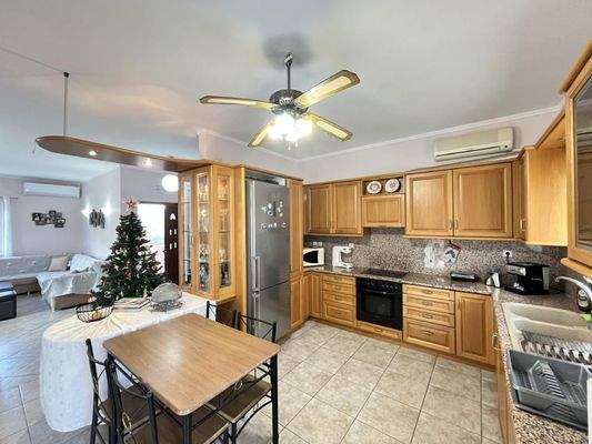 MIT VIDEO: Kreta, Neo Chorio: Zwei- Apartmentshaus zu verkaufen