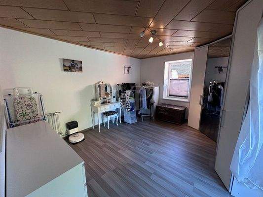 Ankleidezimmer im EG