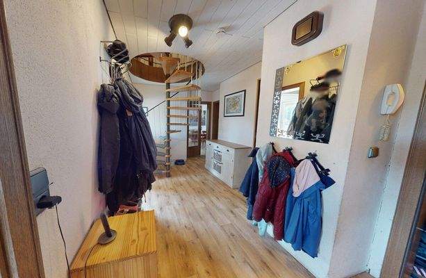 Diele EG mit Aufgang zum DG