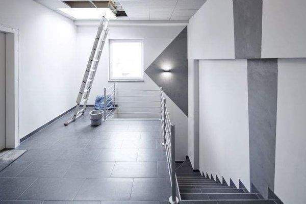 MODERNES TREPPENHAUS 1 MIT AUFZUG (1000kg)