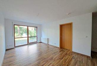 Wohnzimmer mit Zugang zur Terrasse