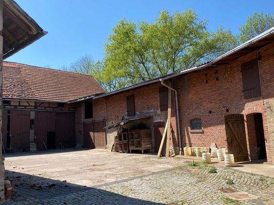 ehem. Stallungen mit Scheune und Hof