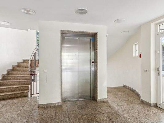 Fahrstuhl und Treppenhaus
