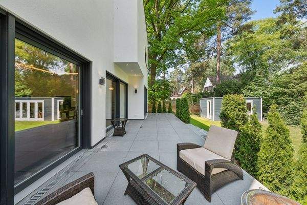 Die große Nordterrasse denkt bereits die heißesten Tage des Jahres mit und präsentiert sich angenehm temperiert