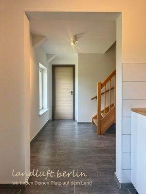 Flur und Blick auf die Abstellkammer im Erdgeschos