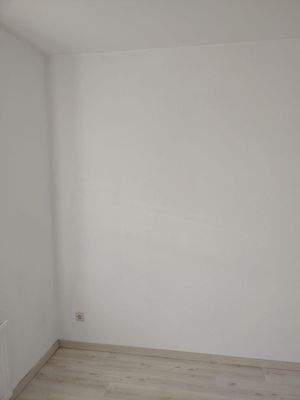 Leerer Raum mit weißer Wand