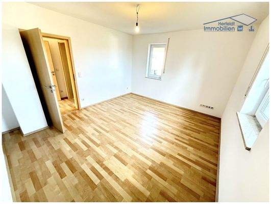 Freundliches Kinderzimmer im OG