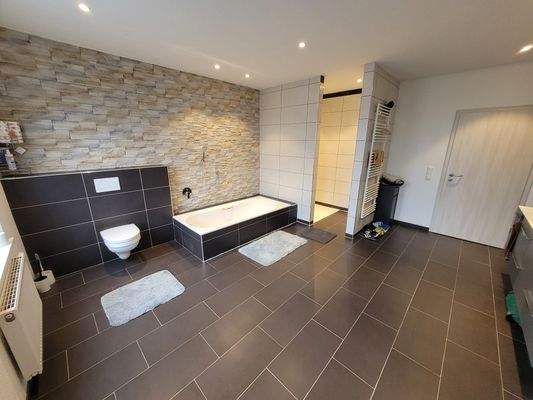 EG Badezimmer mit ebenerdiger Dusche + Wanne