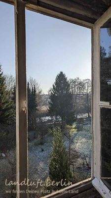Lehnschulzenhaus DG Blick aus dem Südgiebelfenster zum Kanal im Winter.jpg